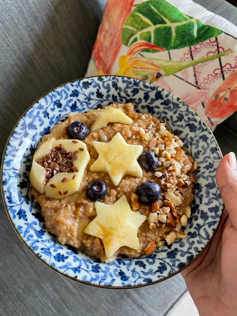 Who doesn't love Apple Pie? this is a healthier breakfast option of apple pie oatmeal! yummy